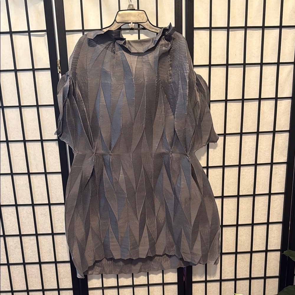 Gray Relaxed Short Sleeve Dress with Geometric Design